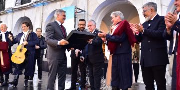 Llaryora encabezó el cambio de guardia en el Cabildo