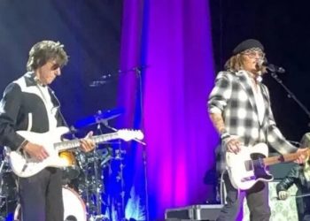 A la espera de la sentencia del juicio, Johnny Depp brindó un show sorpresa en Inglaterra