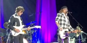 A la espera de la sentencia del juicio, Johnny Depp brindó un show sorpresa en Inglaterra