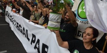 Una multitud marchó al Congreso contra la criminalización del cultivo de marihuana
