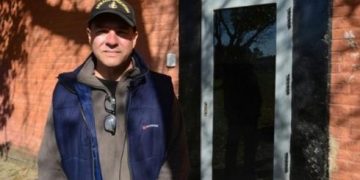 Golpeó y amenazó a su vecina