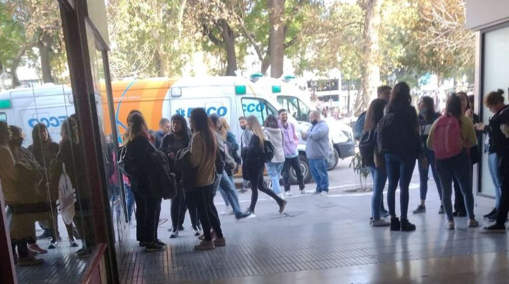 Un joven llevó brownies de marihuana a un call center e intoxicó a 20 compañeros