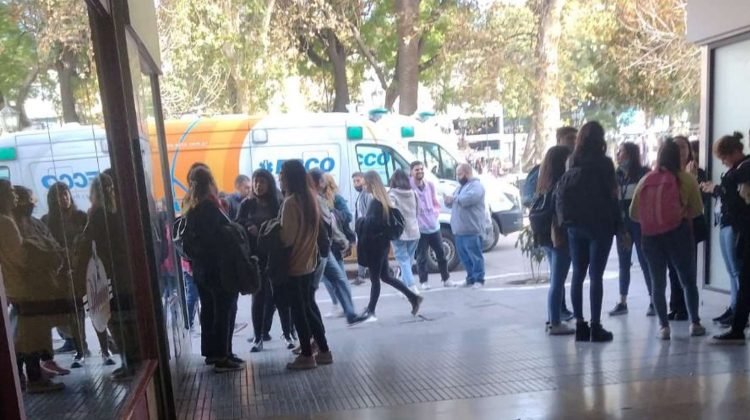 Un joven llevó brownies de marihuana a un call center e intoxicó a 20 compañeros