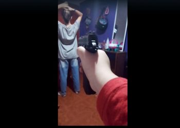 Se viralizó el video de dos niños cordobeses jugando con una pistola de la Policía