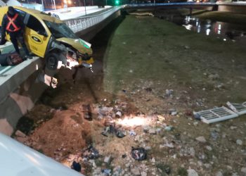 Tras protagonizar un impresionante choque, un taxi quedó colgado de un puente