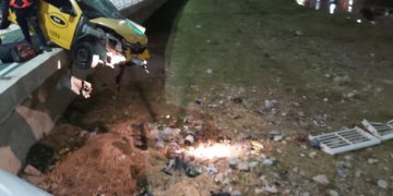Tras protagonizar un impresionante choque, un taxi quedó colgado de un puente