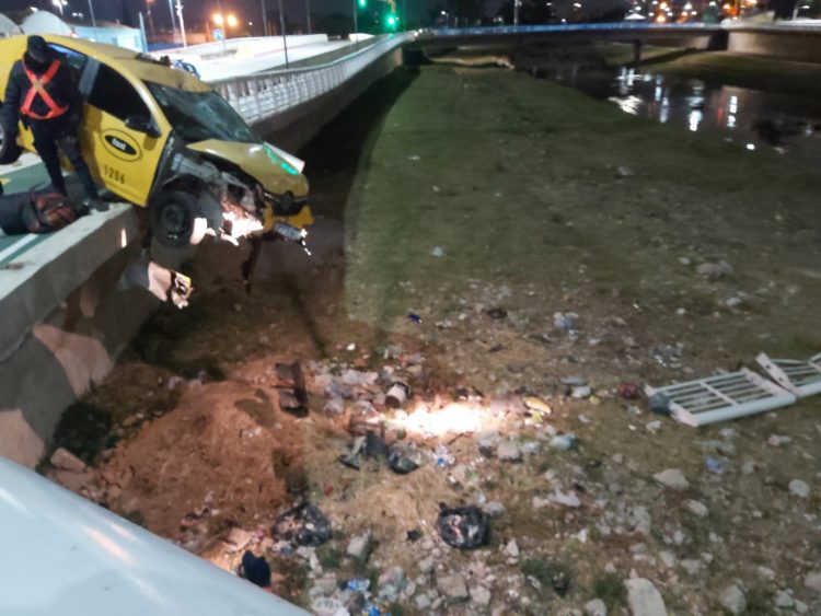 Tras protagonizar un impresionante choque, un taxi quedó colgado de un puente