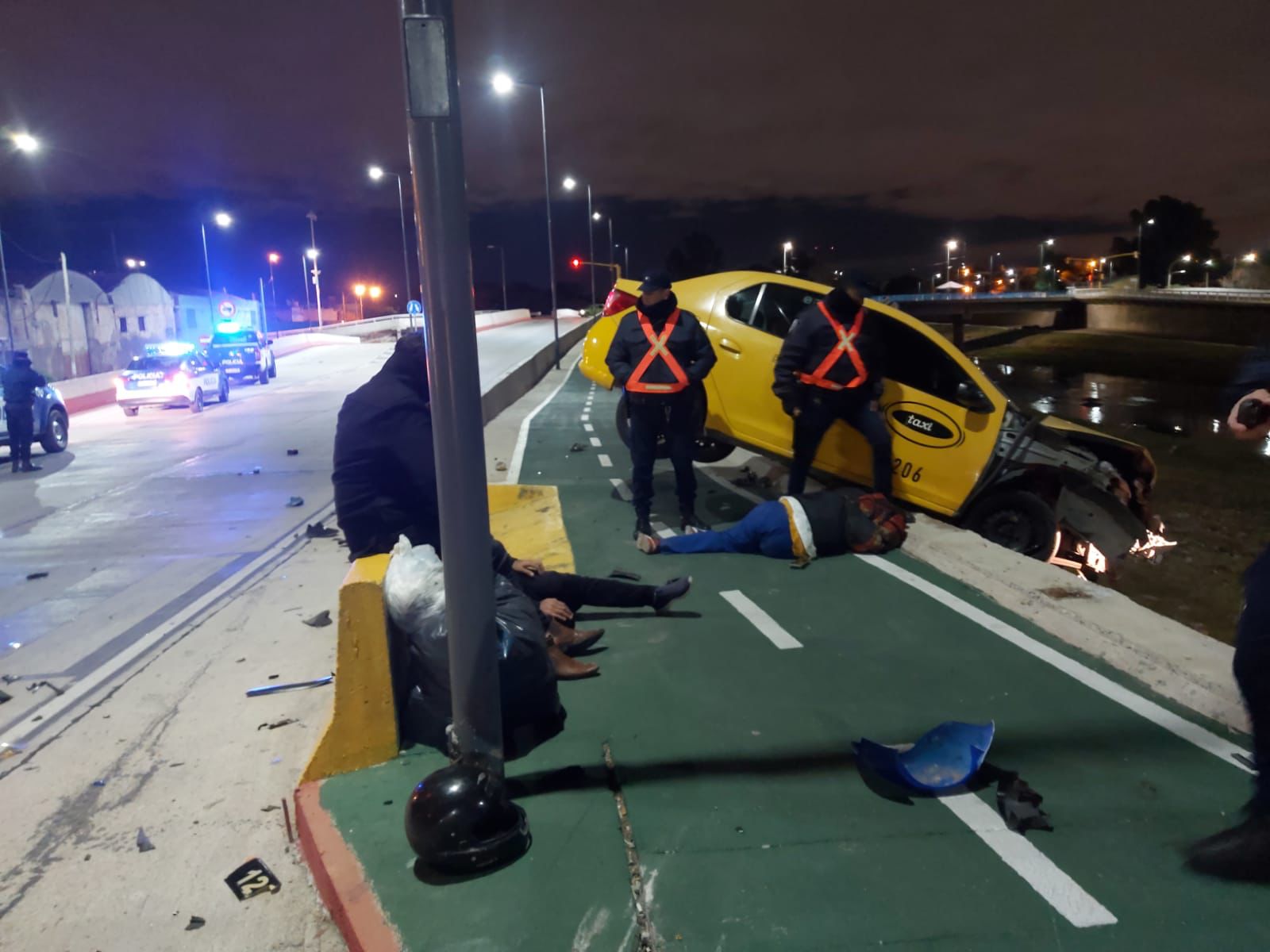 Tras protagonizar un impresionante choque, un taxi quedó colgado de un puente
