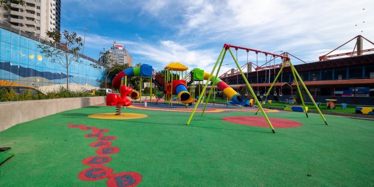 El ex playón de estacionamiento de la Terminal se transformó en una plaza de juegos