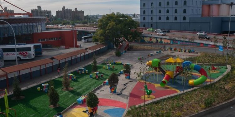 El ex playón de estacionamiento de la Terminal se transformó en una plaza de juegos