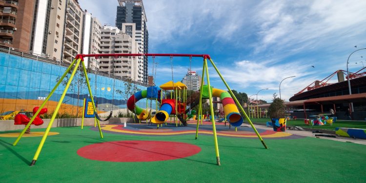 El ex playón de estacionamiento de la Terminal se transformó en una plaza de juegos