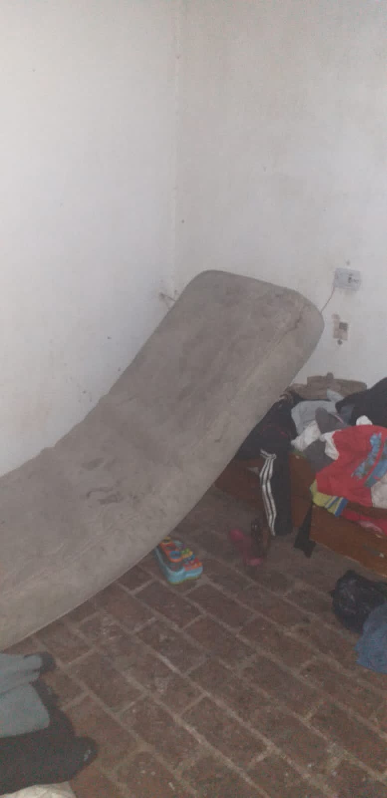 Hallan a tres niños abandonados y deambulando por la calle, sin calzado y de noche