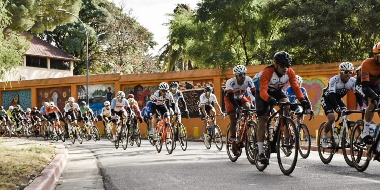 Más de 12.000 cordobeses participaron de la vuelta ciclística en la ciudad