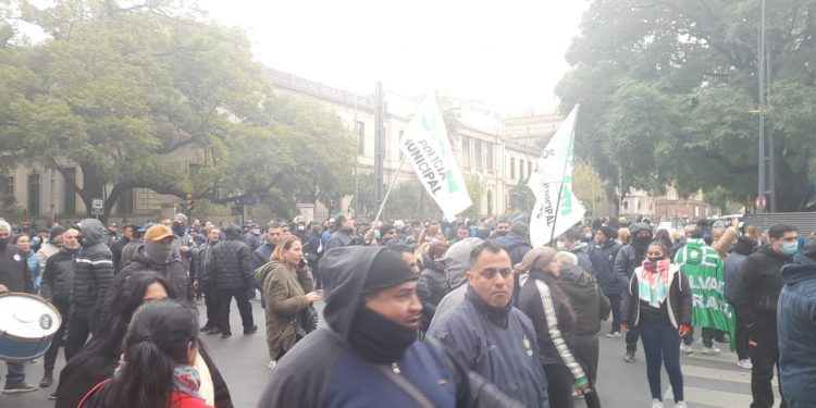 El Suoem se moviliza en el centro de la Ciudad e insiste en el incremento salarial