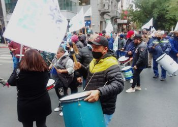 El Suoem se moviliza en el centro de la Ciudad e insiste en el incremento salarial