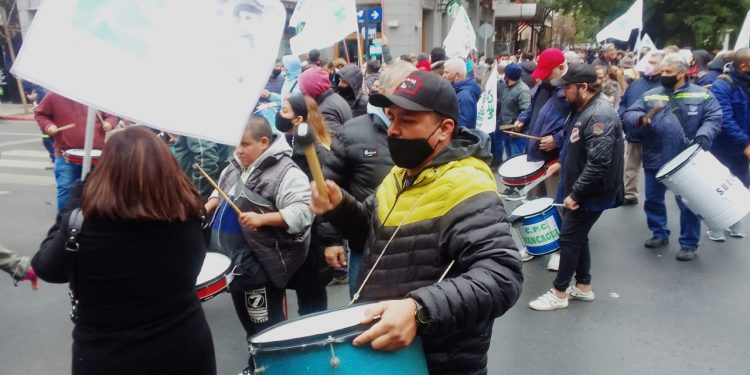 El Suoem se moviliza en el centro de la Ciudad e insiste en el incremento salarial