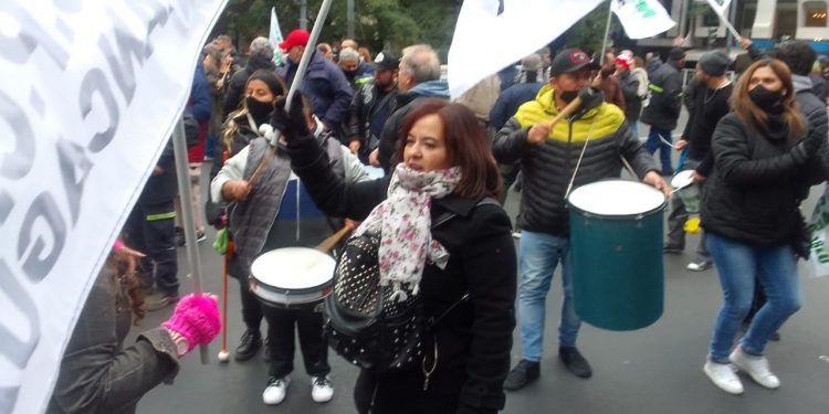 El Suoem se moviliza en el centro de la Ciudad e insiste en el incremento salarial