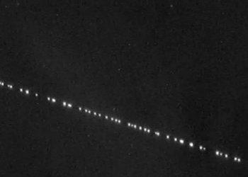 Una hilera de luces iluminó el cielo en Córdoba y volvió a causar estragos en las redes sociales