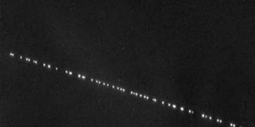 Una hilera de luces iluminó el cielo en Córdoba y volvió a causar estragos en las redes sociales