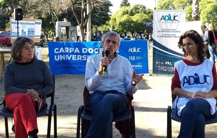 Instalaron una carpa docente para pedir mejoras salariales