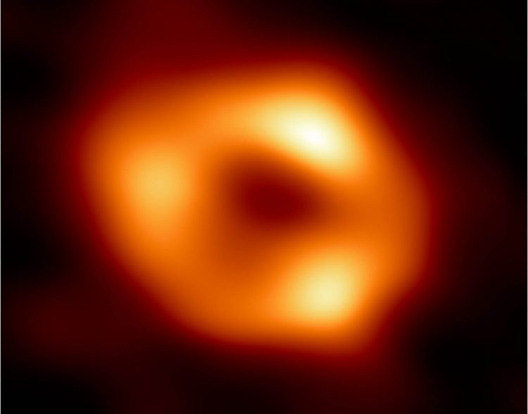 Investigadores publican la primera imagen del agujero negro ubicado en el corazón de la Vía Láctea