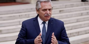 Fernández saludó a los trabajadores y celebró el “crecimiento del empleo privado”