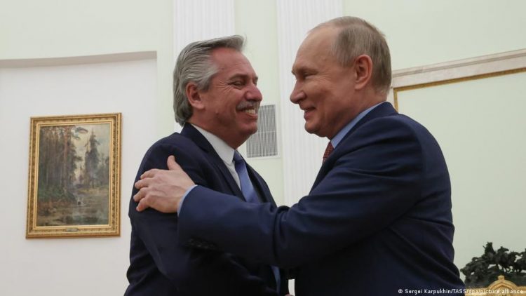 La agencia Sputnik acusó a Fernández de ser un “hipócrita” y un “traidor” con el presidente Putin