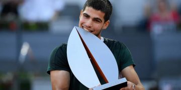 Alcaraz aplastó a Zverev y cerró con un título una semana inolvidable