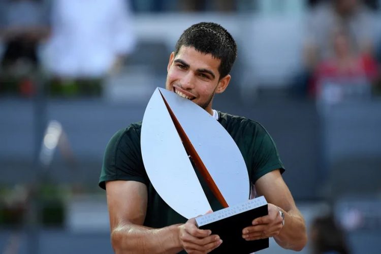 Alcaraz aplastó a Zverev y cerró con un título una semana inolvidable