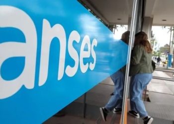 Hizo una «macumba» dentro de un banco para cobrar el bono de Anses