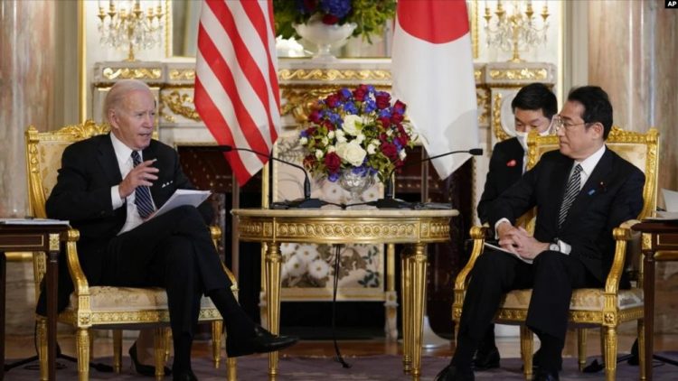 El presidente de Estados Unidos, Joe Biden, habla con el primer ministro japonés, Fumio Kishida, durante una reunión bilateral en el Palacio de Akasaka, en Tokio.