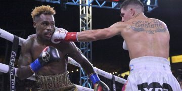Castaño resignó su cinturón superwelter ante Charlo