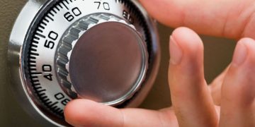 Compró una caja fuerte por monedas en una subasta y encontró dentro algo que le cambió la vida