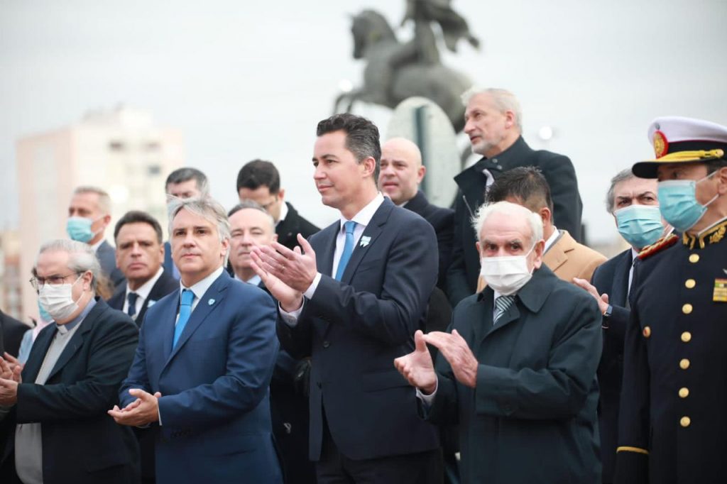 Calvo y Llaryora juntos, la postal que dejó el acto patrio