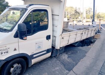 Otro camión quedó atascado en la ciudad tras el hundimiento del pavimento