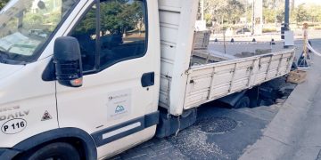 Otro camión quedó atascado en la ciudad tras el hundimiento del pavimento