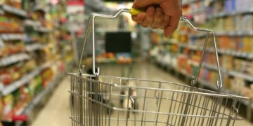 El salario mínimo vital y móvil no llega a cubrir la canasta alimentaria de una familia