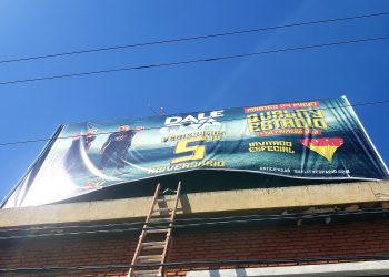 Colocando cartelería en altura un hombre se electrocutó, cayó al vacío y murió