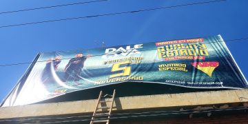 Colocando cartelería en altura un hombre se electrocutó, cayó al vacío y murió