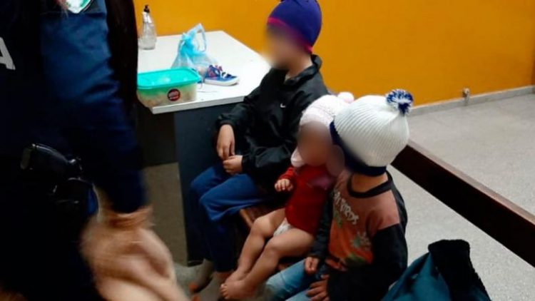 Tres niños fueron rescatados de la calle en la madrugada