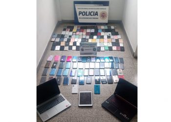 Detienen a un hombre y secuestran 178 teléfonos celulares (122 son marca iPhone)