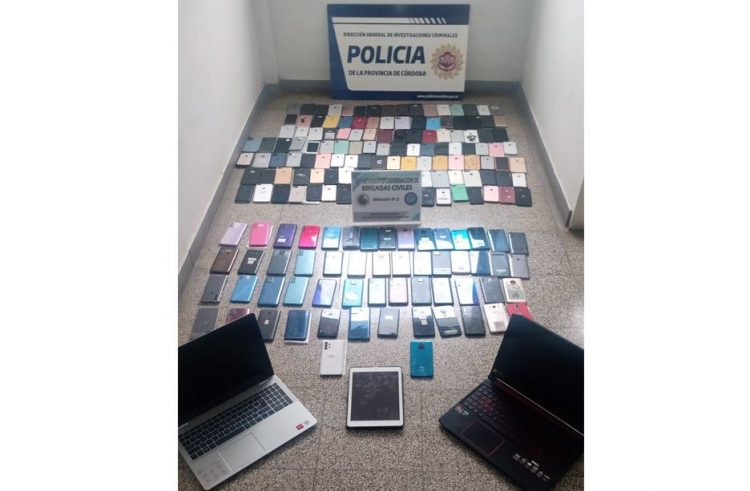 Detienen a un hombre y secuestran 178 teléfonos celulares (122 son marca iPhone)
