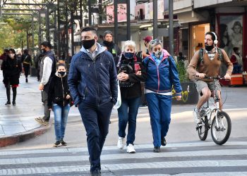 Frente el aumento de casos de Covid-19, sugieren mantener el uso del barbijo