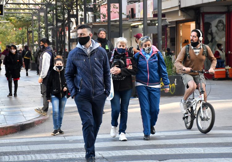 Frente el aumento de casos de Covid-19, sugieren mantener el uso del barbijo