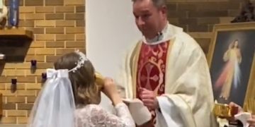 Se tomó toda la “sangre de Cristo” en su primera comunión y el cura quedó paralizado
