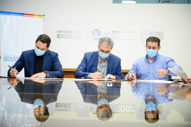 El convenio fue firmado por Anconetani, Grahovac y Cassinerio (izq a der).