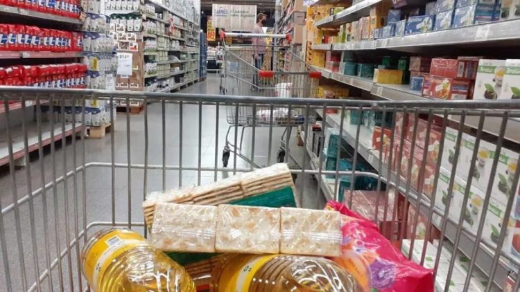 El poder adquisitivo familiar se desplomó entre 2017 y 2022