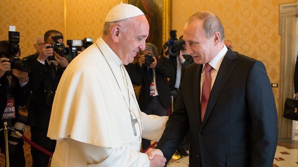 Aún sin respuestas, el papa Francisco quiere reunirse con Putin en Moscú