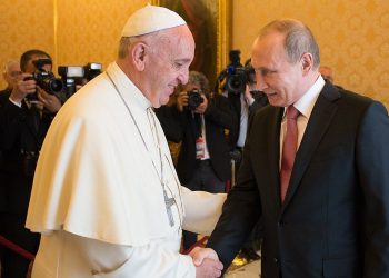 Aún sin respuestas, el papa Francisco quiere reunirse con Putin en Moscú