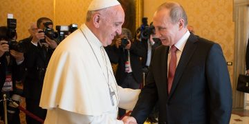 Aún sin respuestas, el papa Francisco quiere reunirse con Putin en Moscú